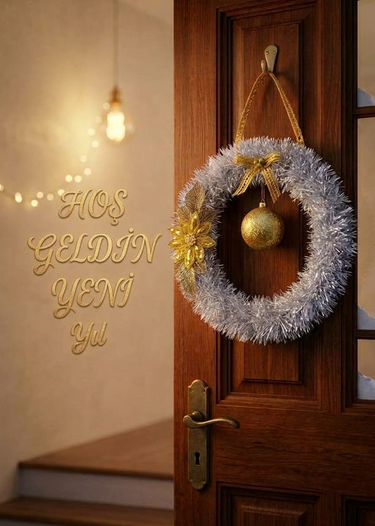 🎄 El Örgüsü Yılbaşı Kapı Süsü – Simli Çiçek ve Top Detaylı ✨